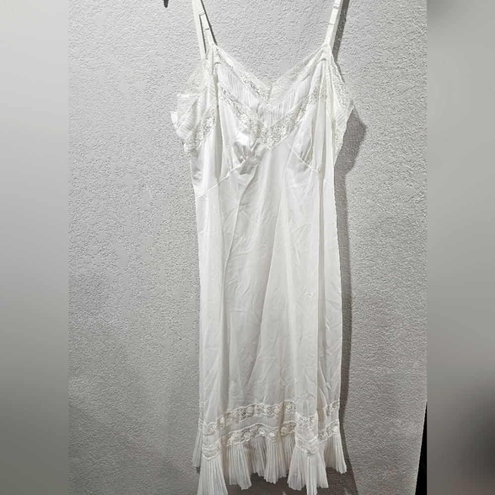 Vintage Vanity Fair size 38 Accordian Pleated Lace Slip Dress Night gown